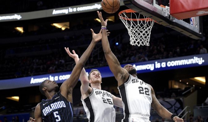 Rudy Gay (r) von den San Antonio Spurs legt zum Korb auf, am 16.11.2019. (Symbolbild)