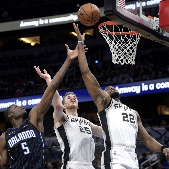 Toronto Raptors mit Isaac Bonga treten gegen die San Antonio Spurs an