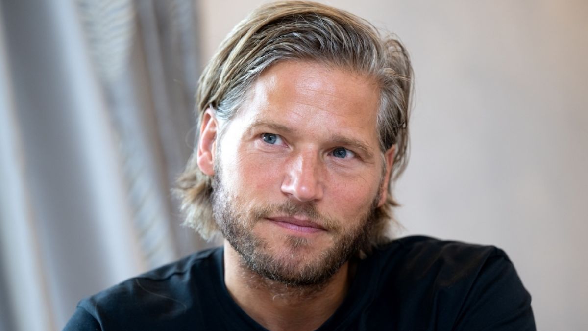 Schauspieler Sebastian Str&ouml;bel bei der Pr&auml;sentation seines Buchs "Die Bergretter - Meine Erfahrungen bei den Dreharbeiten und was ich von den echten Bergrettern lernte". (Foto)