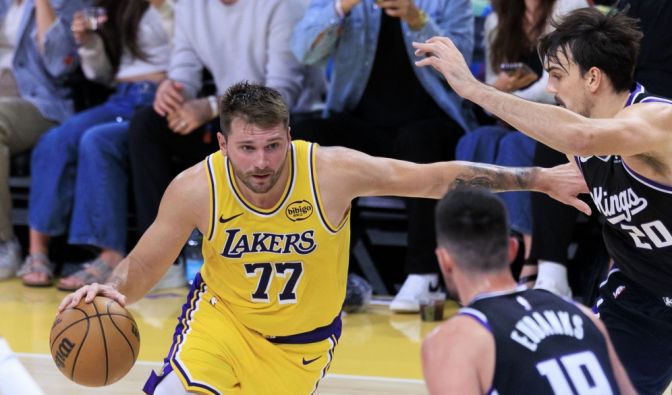 Luka Doncic von den Los Angeles Lakers trippelt den Ball, am 17.10.2025. (Symbolbild)