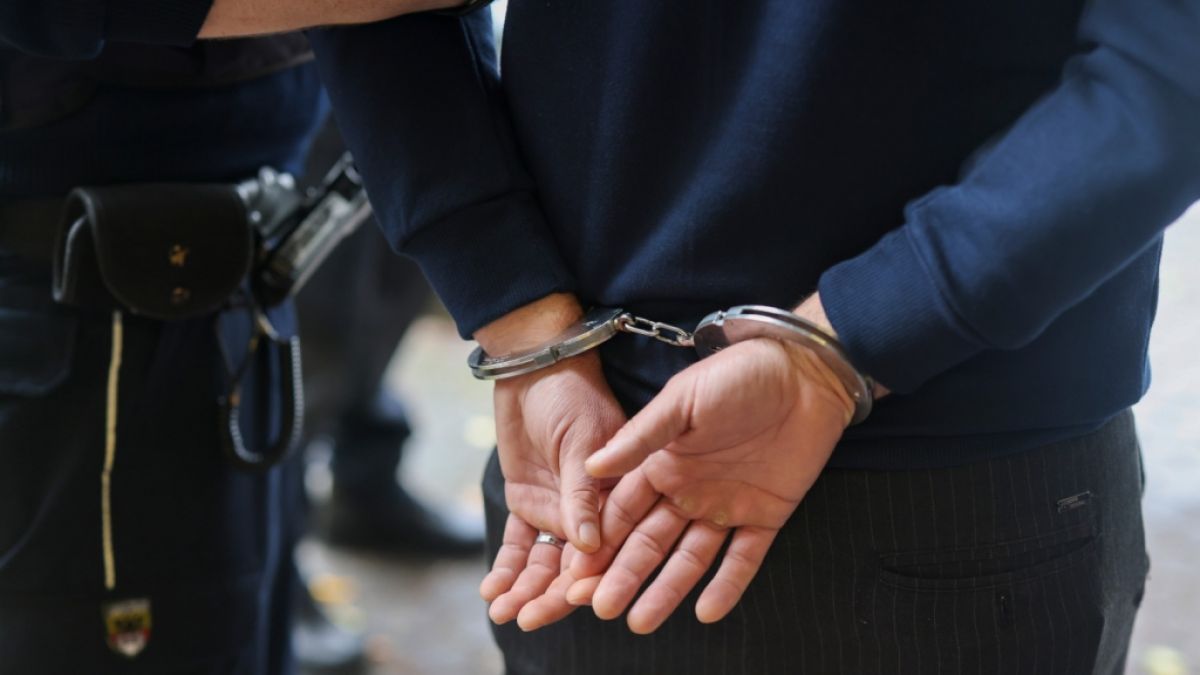 In Soest wurde ein 37-jähriger Mann verhaftet, weil er eine junge Frau stundenlang vergewaltigt haben soll (Symbolbild). (Foto)