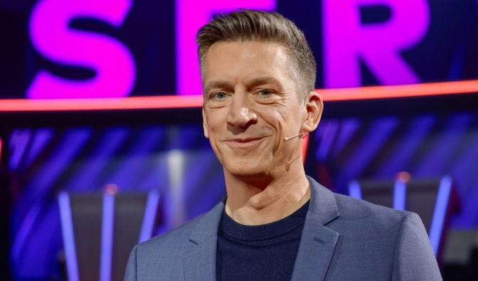 Steffen Hallaschka bei der Moderation der Quiz-Show 