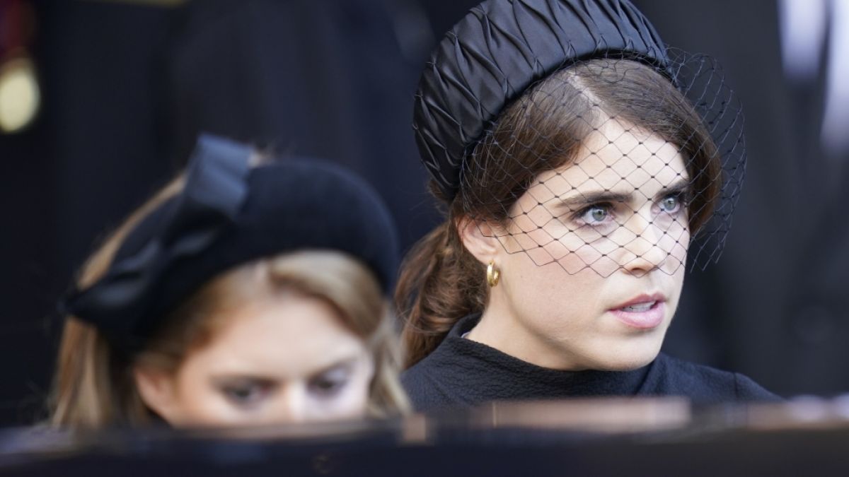 Prinzessin Eugenie (r) und Prinzessin Beatrice sollen nach den Epstein-Enthüllungen über Prinz Andrew abgetaucht sein. (Foto)