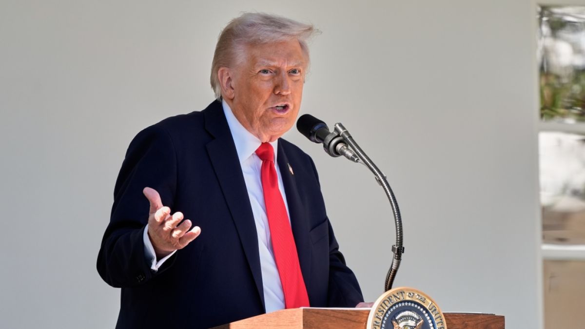 Kurz vor seiner Rede im Rosengarten filmten TV-Kameras einen bizarren Moment. (Foto)