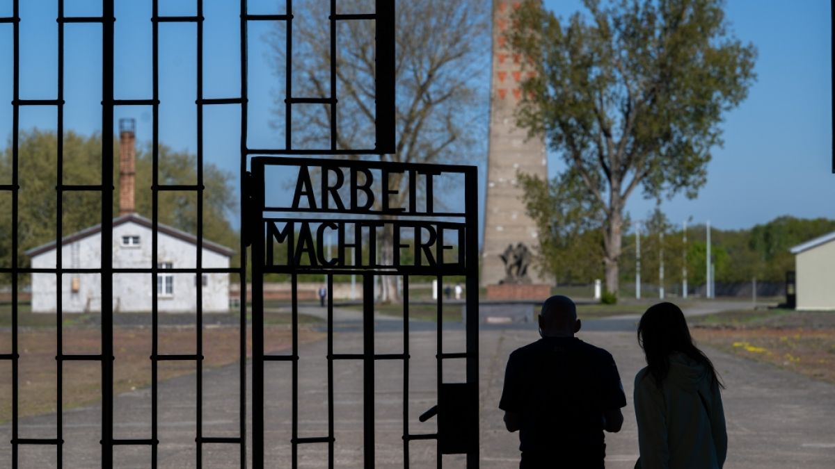 Die NS-Parole "Arbeit macht frei" am Eingang zur Gedenkstätte Sachsenhausen. (Foto)