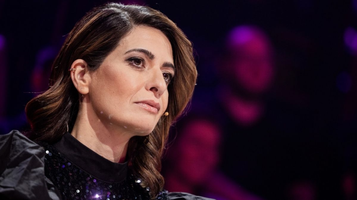 Linda Zervakis aus dem Rateteam sitzt am Ratepult in der Prosieben-Show "The Masked Singer". (Foto)