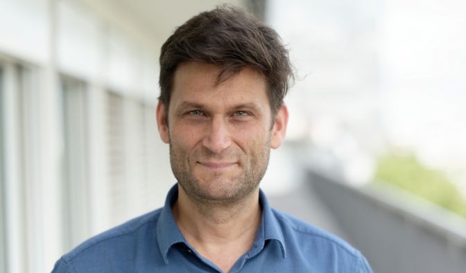 Christian Ehring ist durch seine satirischen Fernsehsendungen und Soloprogramme bekannt.