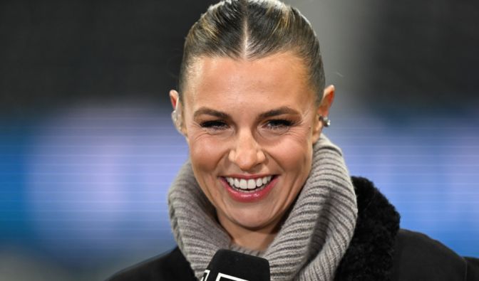 Laura Wontorra steht als Sportmoderatorin für ein Bundesliga-Spiel am Mikrofon.