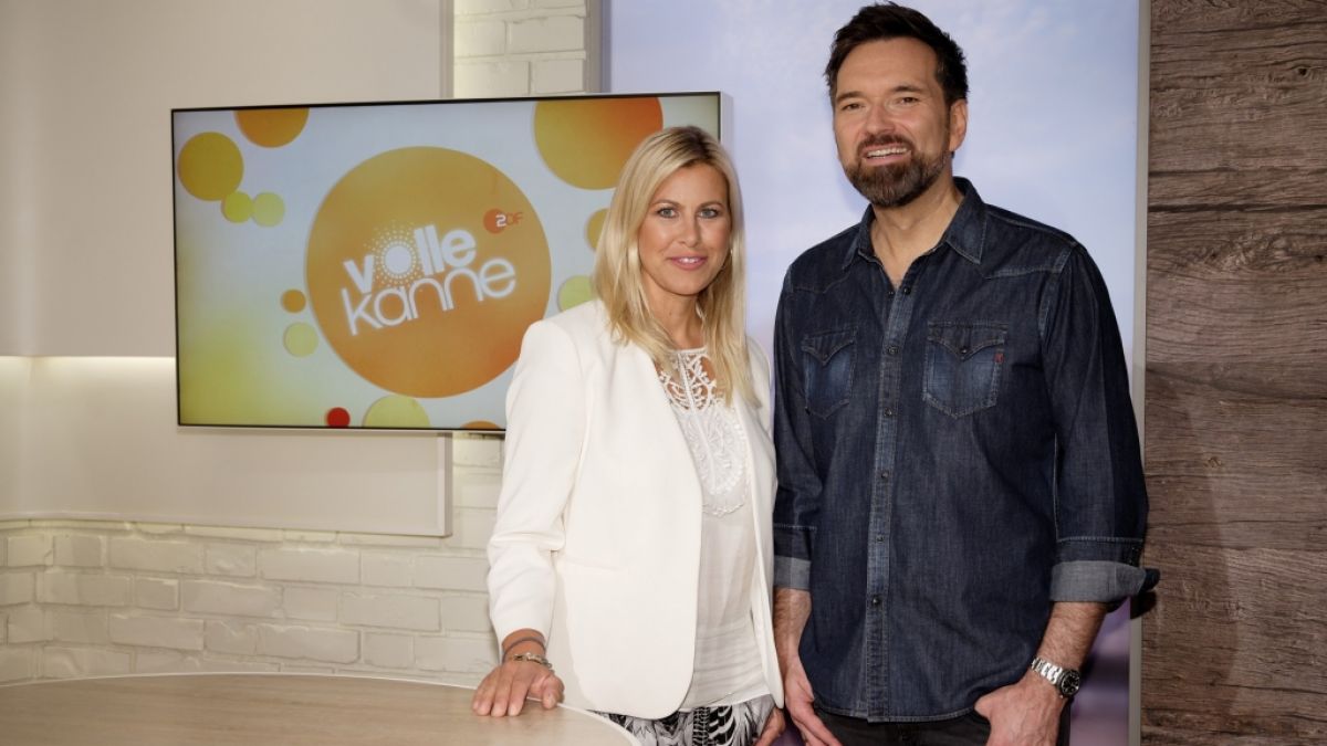 Nadine Krüger steht mit Ingo Nommsen im "Volle Kanne"-Fernsehstudio. (Foto)
