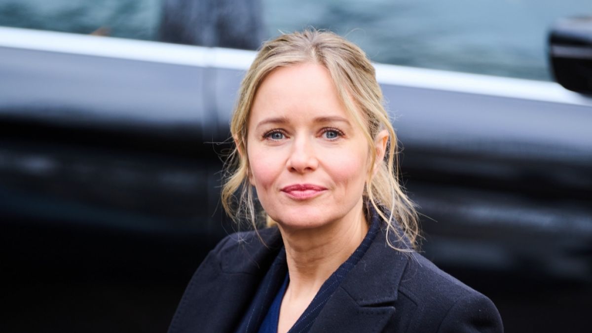 Schauspielerin Stefanie Stappenbeck bei Dreharbeiten. (Foto)