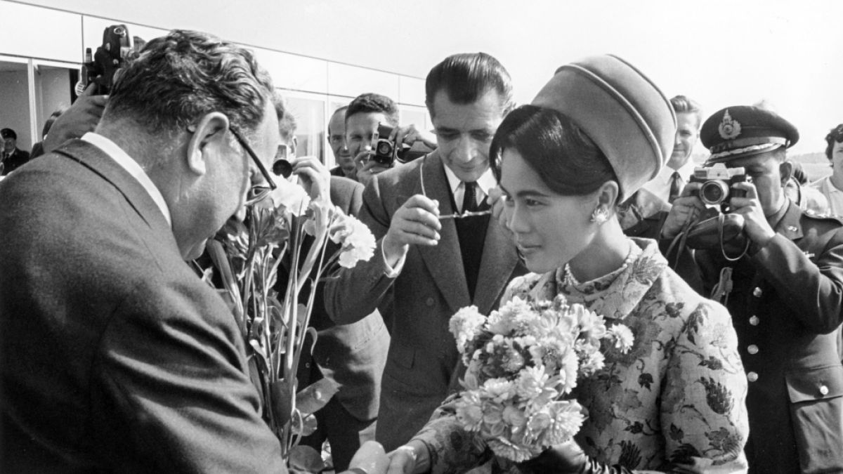 Der damalige Bundespostminister Richard St&uuml;cklen begr&uuml;&szlig;t K&ouml;nigin Sirikit von Thailand 1966 in Deutschland. (Foto)