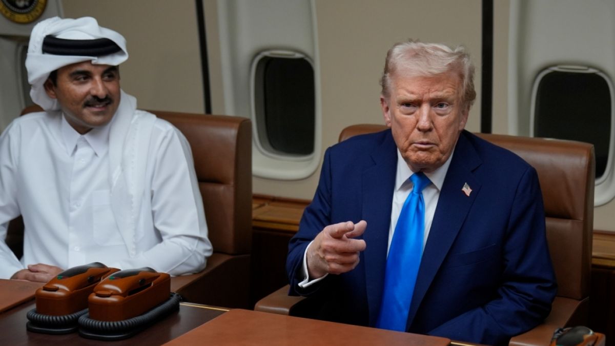 US-Pr&auml;sident Donald Trump (r) trifft sich mit dem Emir von Katar, Scheich Tamim bin Hamad al-Thani, an Bord der Air Force One auf dem Luftwaffenst&uuml;tzpunkt Al Udeid. (Foto)