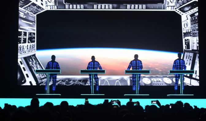 Ralf Hütter, Fritz Hilpert, Henning Schmitz und Falk Grieffenhagen von der Band Kraftwerk treten während des Jardins de Terramar Festivals in Sitges auf.