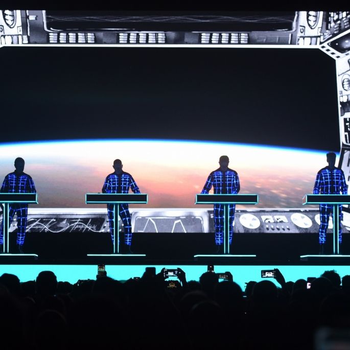 Ralf Hütter, Fritz Hilpert, Henning Schmitz und Falk Grieffenhagen von der Band Kraftwerk treten während des Jardins de Terramar Festivals in Sitges auf.