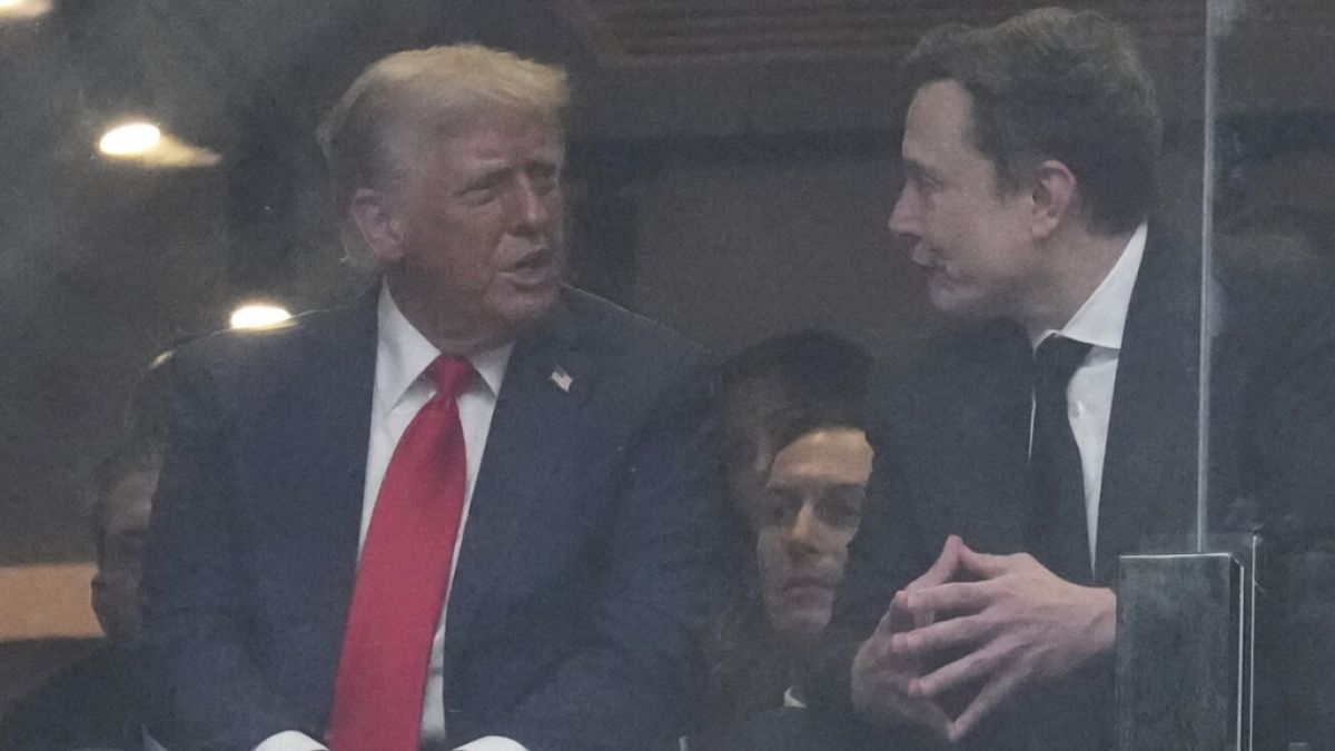 Donald Trump und Elon Musk im Gespr&auml;ch w&auml;hrend Charlie Kirks Gedenkfeier. (Foto)