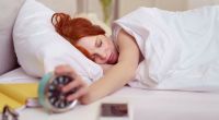 Wer morgens Schwierigkeiten hat, aus dem Bett zu kommen, sollte bestimmte Gewohnheiten lieber ablegen.