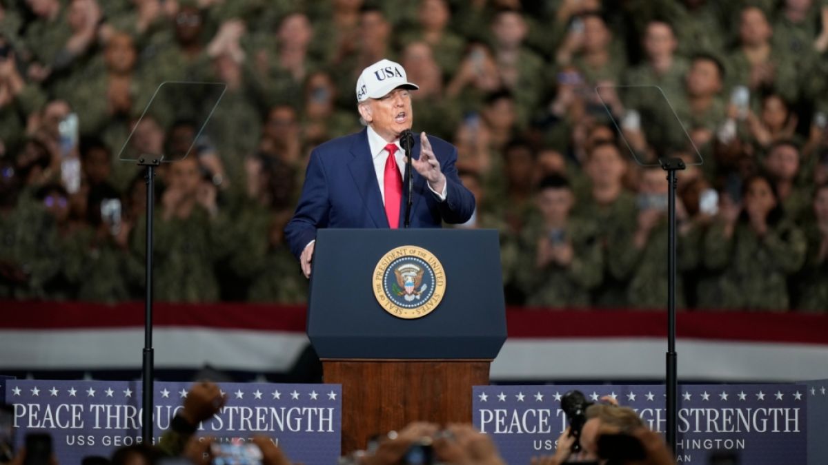 Vor US-Soldaten und Milit&auml;rangeh&ouml;rigen auf der USS George Washington auf dem US-Marine-St&uuml;tzpunkt Yokosuka zog Donald Trump eine knapp einst&uuml;ndige martialische Show ab und beschwor die St&auml;rke der US-Marine. (Foto)