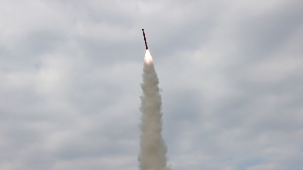 Die Aufnahme zeigt nach Angaben von KCNA einen Testabschuss von strategischen Marschflugk&ouml;rpern auf dem Meer. (Foto)