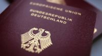Unionspolitiker entfachen erneut eine Debatte um die doppelte Staatsbürgerschaft.