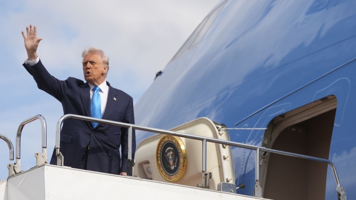 Donald Trump sorgt mit seinem Treppengang f&uuml;r neue Spekulationen. (Foto)