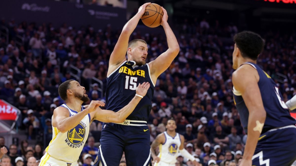 Nikola Jokic von den Denver Nuggets h&auml;lt den Ball w&auml;hrend Stephen Curry von den Golden State Warriors verteidigt, am 23.10.2025. (Symbolbild) (Foto)