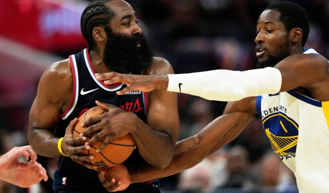 James Harden von den Los Angeles Clippers verteidigt den Ball während Forward Jonathan Kuminga den Ball klauen will, am 29.10.2025. (Symbolbild)