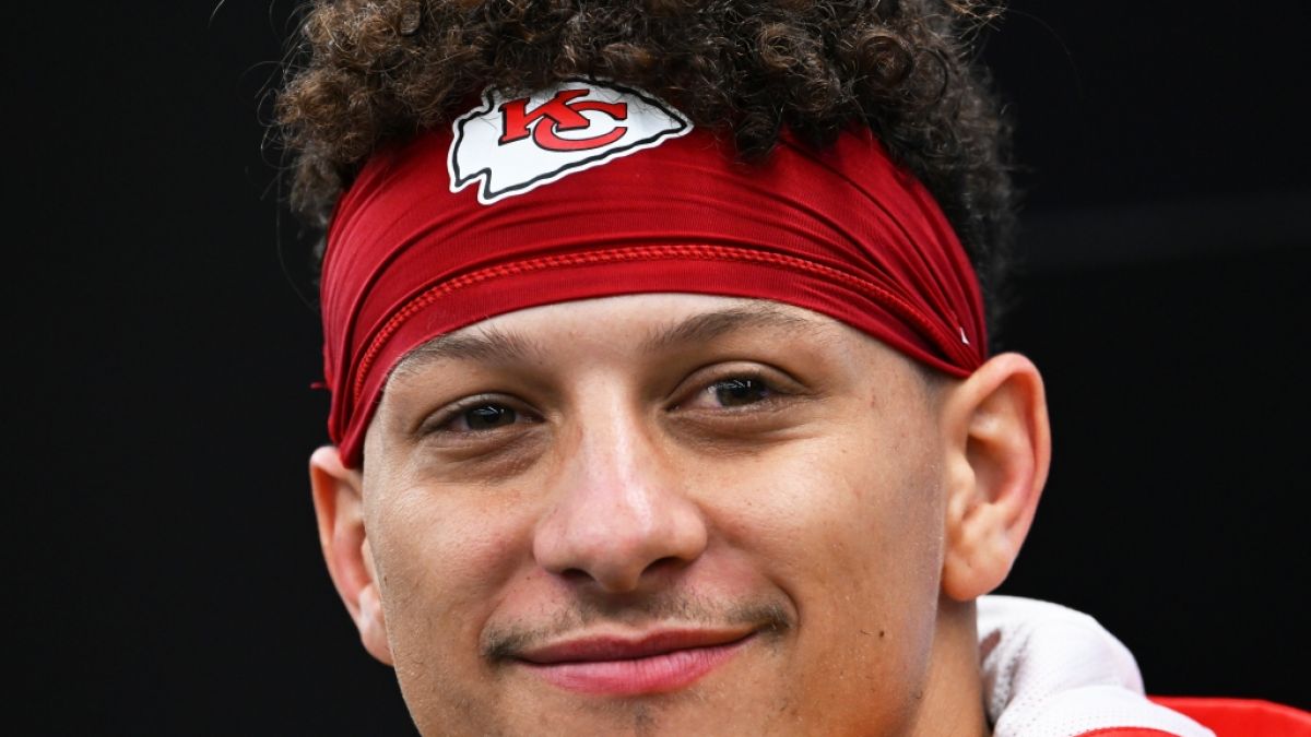 Patrick Mahomes, Quarterback von den Kansas City Chiefs grinst, am 03.11.2023. (Symbolbild) (Foto)