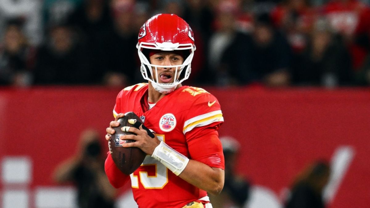 Patrick Mahomes von den Kansas City Chiefs hält den Ball, am 05.11.2023. (Symbolbild) (Foto)