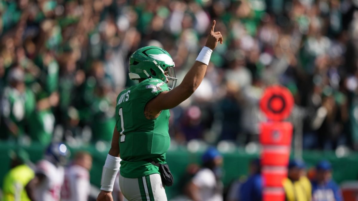 Jalen Hurts hält einen Finger in die Luft, am 26.10.2025. (Symbolbild) (Foto)