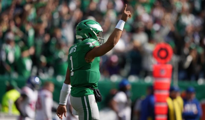 Jalen Hurts hält einen Finger in die Luft, am 26.10.2025. (Symbolbild)