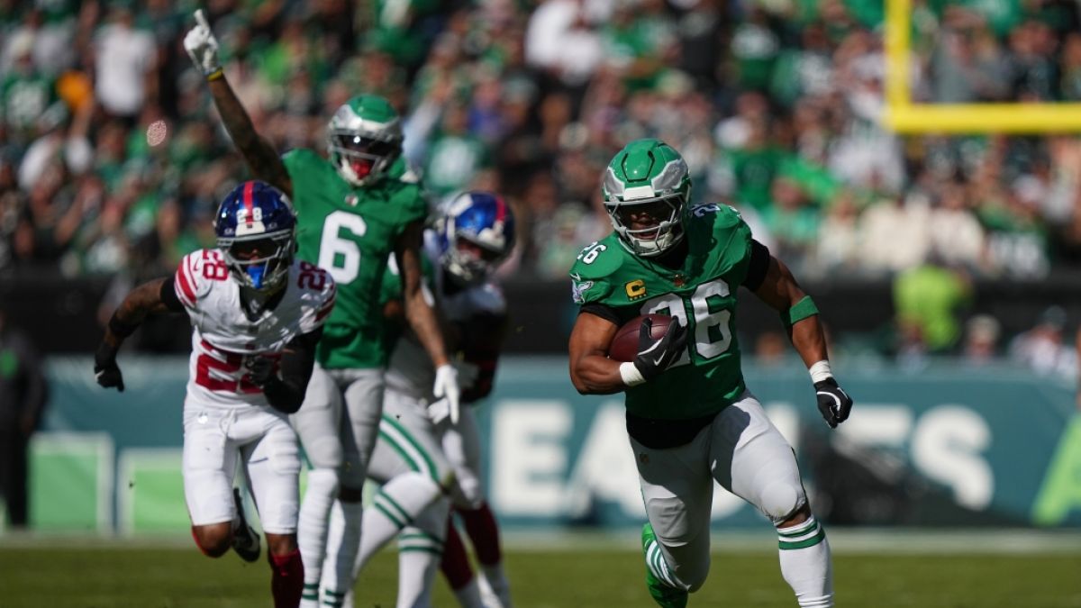 Saquon Barkley von den Philadelphia Eagles l&auml;uft den Ball, am 26.10.2025. (Symbolbild) (Foto)