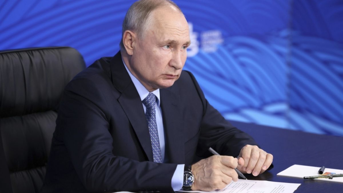 Wladimir Putin hat seine ganz eigene Methode, wenn es um die Benutzung moderner Schreibger&auml;te geht. (Foto)