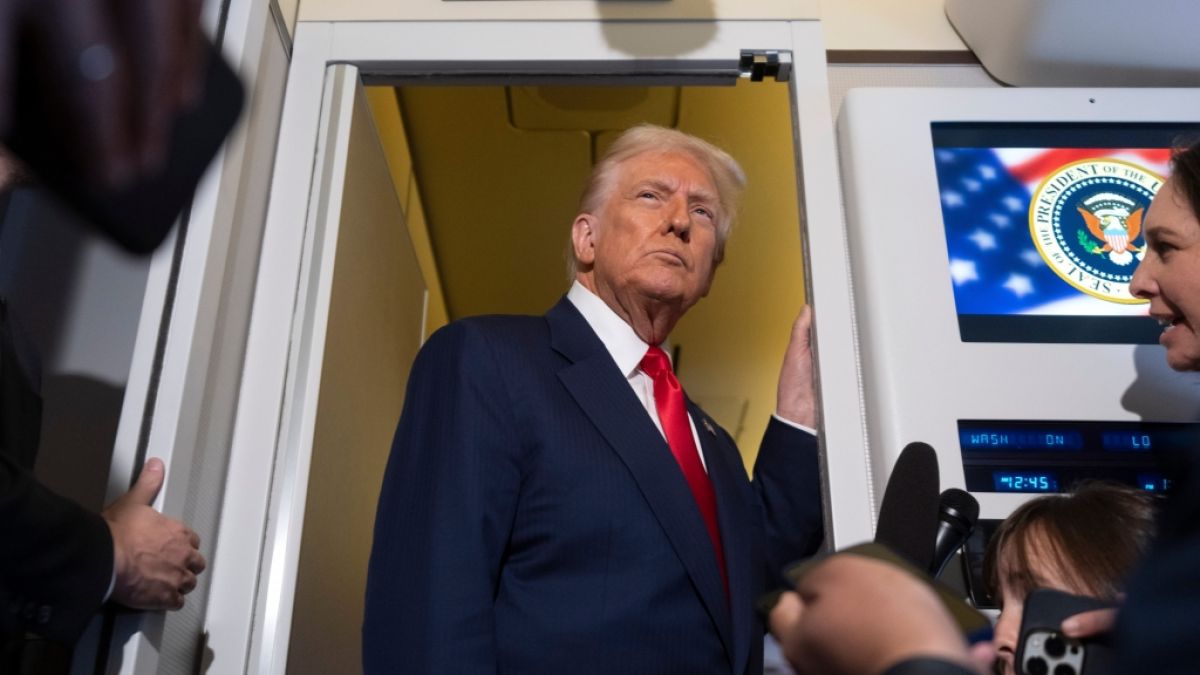 Donald Trump reagierte an Bord der Air Force One mit Humor auf Berichte &uuml;ber seinen Gesundheitszustand. (Foto)