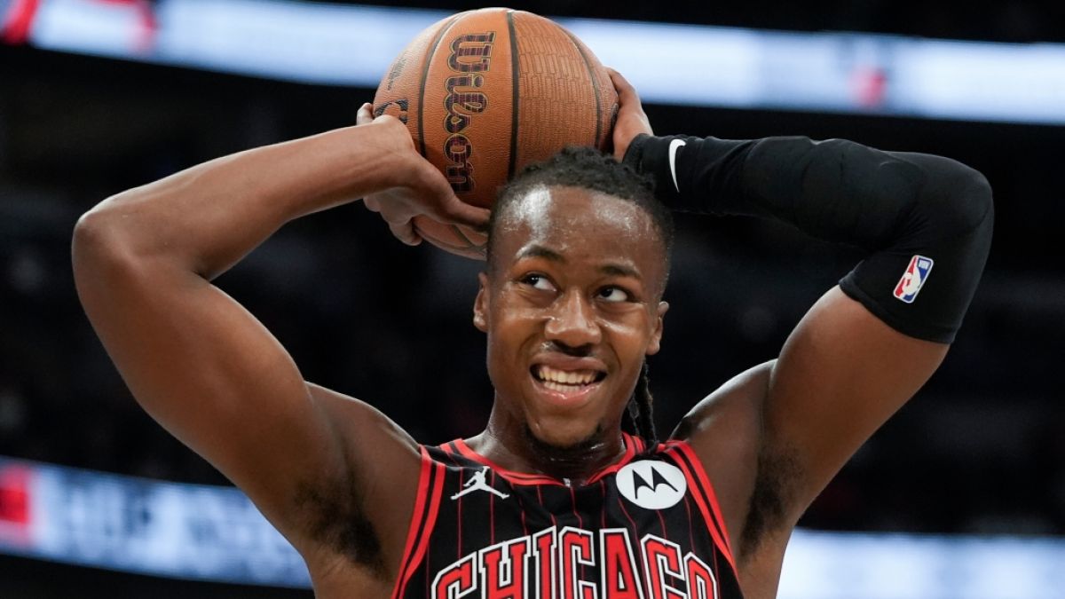 Ayo Dosunmu von den Chicago Bulls hält den Ball über seinen Kopf, am 01.11.2025. (Symbolbild) (Foto)