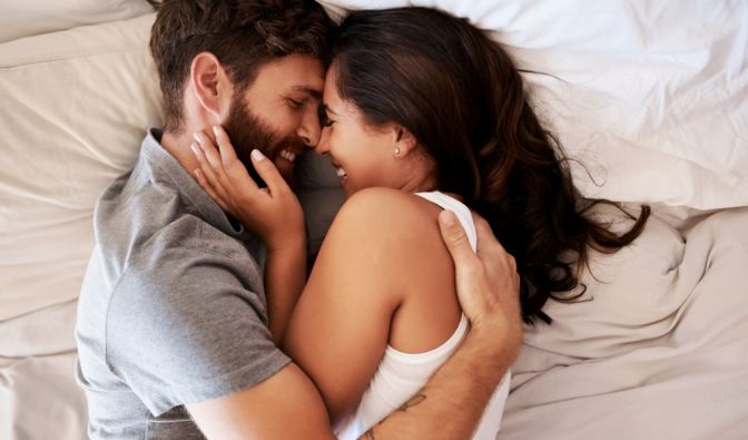 Wer vor der Arbeit noch schnell mit dem Partner etwas Zweisamkeit verbringt, kann auch beruflich Vorteile daraus ziehen.