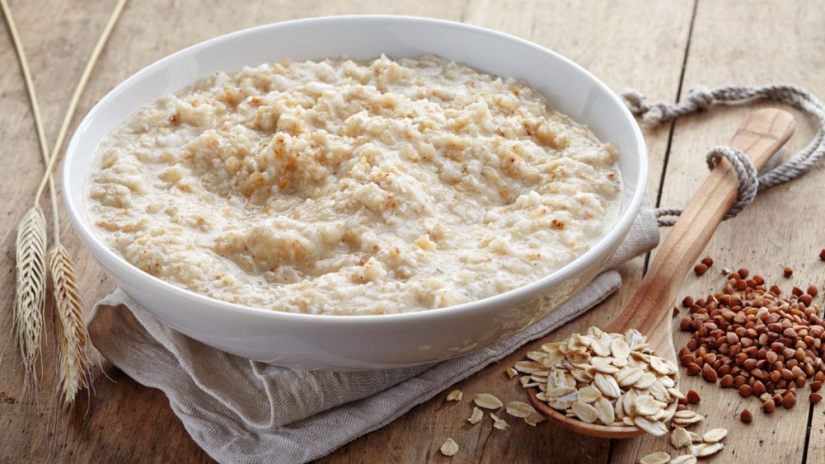 Ein leckeres Porridge lässt sich nicht nur mit Haferflocken, sondern auch mit Variationen genießen. (Foto)