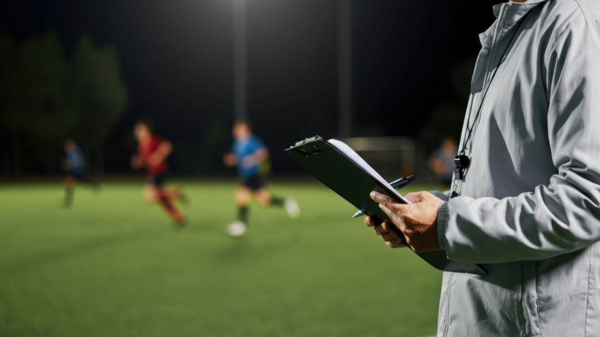 Die serbische Mannschaft "FK Radnicki 1923" trauert um den Verlust ihres Trainers Mladen Zizovic. Er verstarb, nachdem er w&auml;hrend eines Spiels urpl&ouml;tzlich zusammenbrach. (Foto)