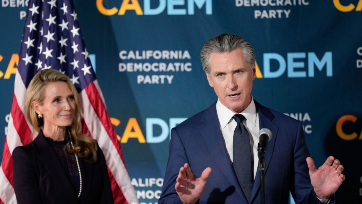 Der kalifornische Gouverneur Gavin Newsom und neben ihm seine Ehefrau Jennifer Siebel Newsom. (Foto)