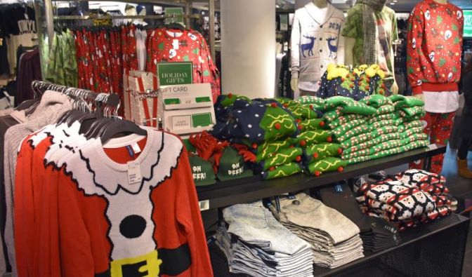Sogenannte «Ugly Christmas Sweater» (hässliche Weihnachtspullover) in einem Geschäft am Herald Square in New York (USA). Foto: Chris Melzer, dpa