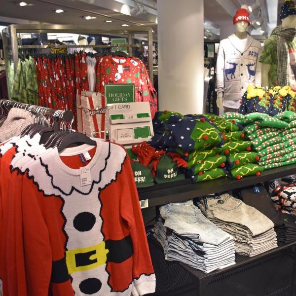 Sogenannte «Ugly Christmas Sweater» (hässliche Weihnachtspullover) in einem Geschäft am Herald Square in New York (USA). Foto: Chris Melzer, dpa