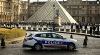 Nach dem Raub im Louvre, bei dem Juwelen in Wert von 88 Millionen Euro entwendet wurden, bewacht die Polizei das Gelände rund um das Gebäude.
