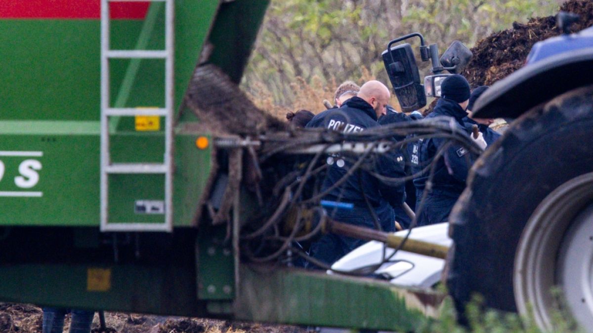 Polizisten suchen auf einem Gelände nach Hinweisen im Zusammenhang mit dem Tod des achtjährigen Fabian. Weder Polizei noch Staatsanwaltschaft wollten die Maßnahmen bisher kommentieren. (Foto)