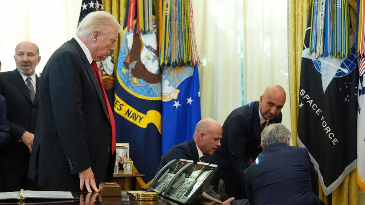 Donald Trump (l.) beobachtet, wie ein Mann bei einer Pressekonferenz im Oval Office vor laufenden Kameras zusammenbricht. (Foto)