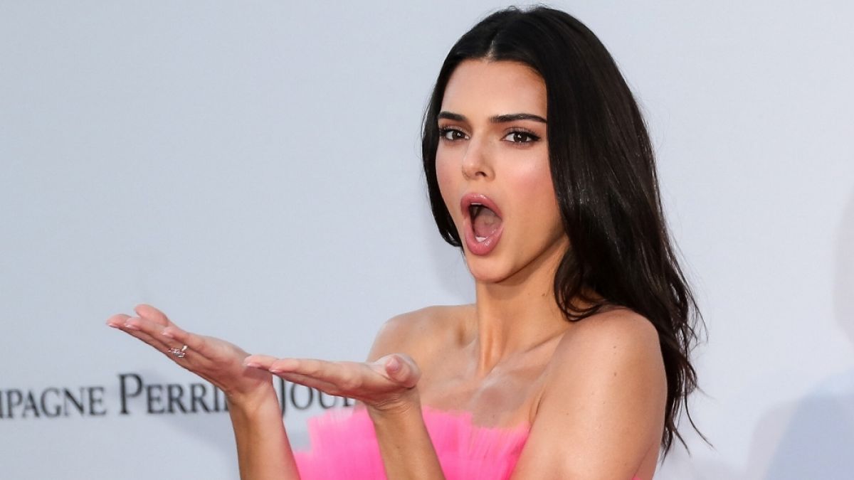 Model Kendall Jenner begeistert mit Impressionen anl&auml;sslich ihres 30. Geburtstages im Netz. Dabei l&auml;sst das It-Girl tief blicken. (Foto)