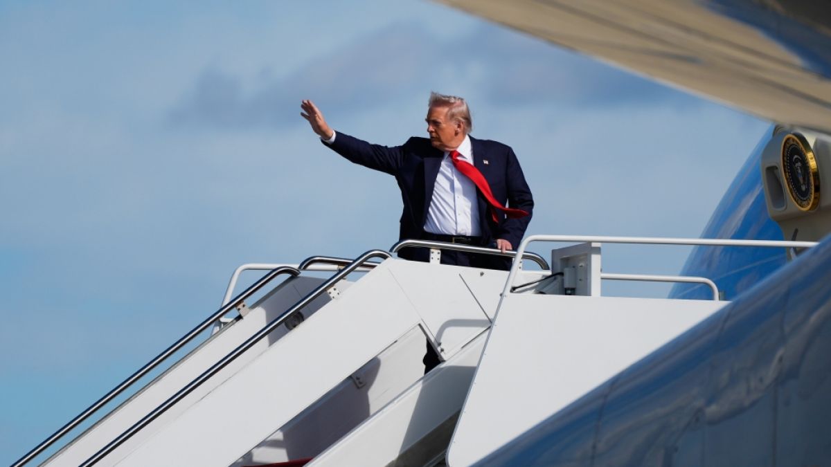 Donald Trump steigt auf dem Milit&auml;rflugplatz Joint Base Andrews in die Air Force One. Am Donnerstag kam es dort zu einem Zwischenfall. (Foto)