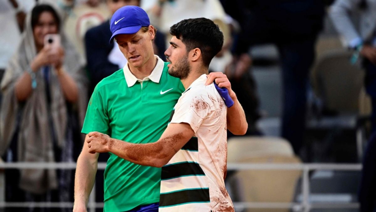 Die Tennis-Stars Jannik Sinner (l.) und Carlos Alcaraz (r.) lieferten 2025 einige Top-Matches. Unvergessen bleibt das Finale zwischen dem Italiener und dem Spanier bei den French Open im Juni. (Foto)