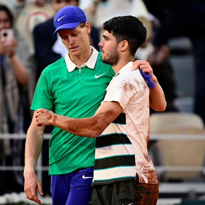 Die Tennis-Stars Jannik Sinner (l.) und Carlos Alcaraz (r.) lieferten 2025 einige Top-Matches. Unvergessen bleibt das Finale zwischen dem Italiener und dem Spanier bei den French Open im Juni.