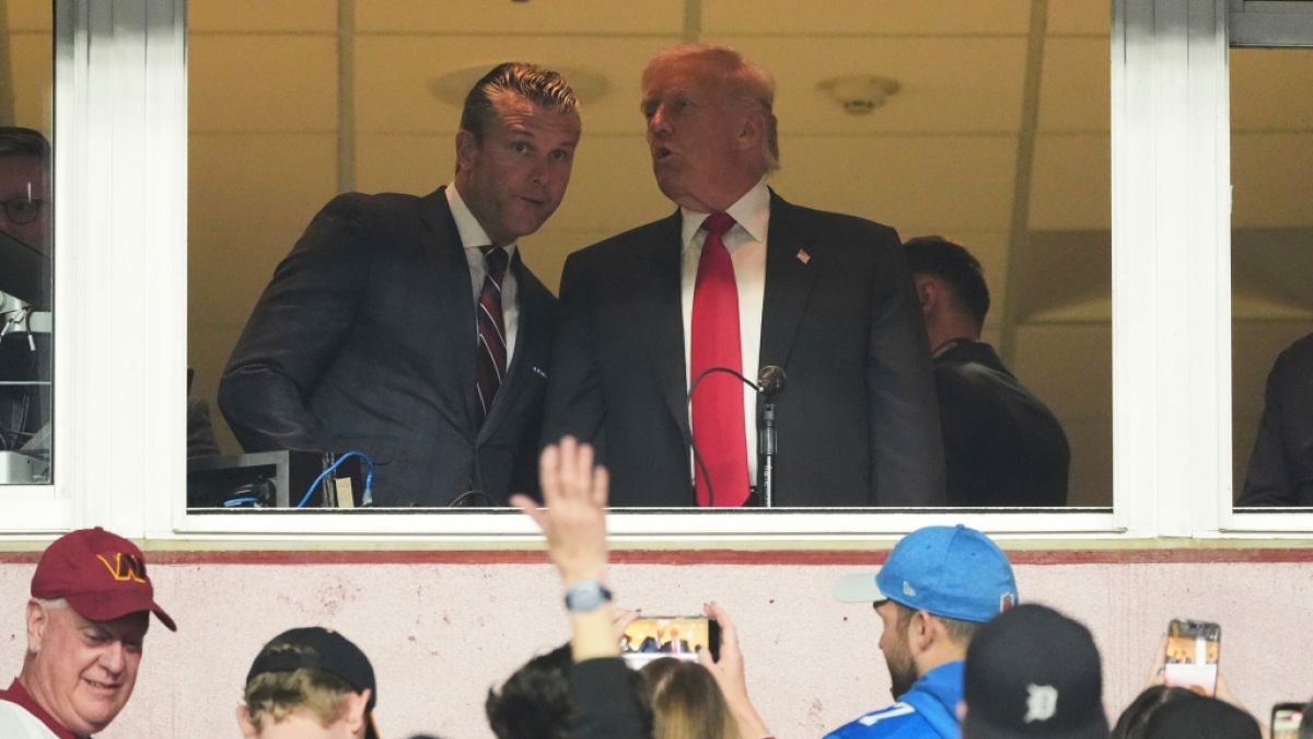 Donald Trump (r) und Pete Hegseth (l) besuchen ein NFL-Footballspiel zwischen den Washington Commanders und den Detroit Lions. (Foto)