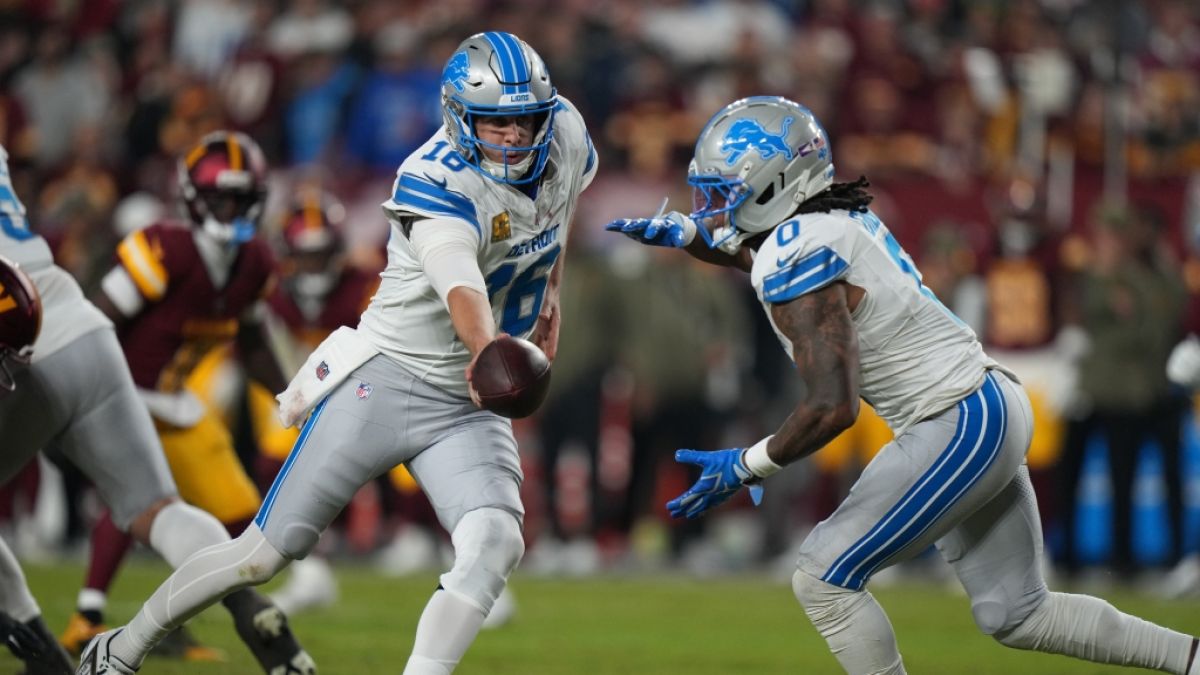 Jared Goff übergibt den Ball an Jahmyr Gibbs (r) beim Spiel der Detroit Lions gegen die Washington Commanders, am 09.11.2025. (Symbolbild) (Foto)