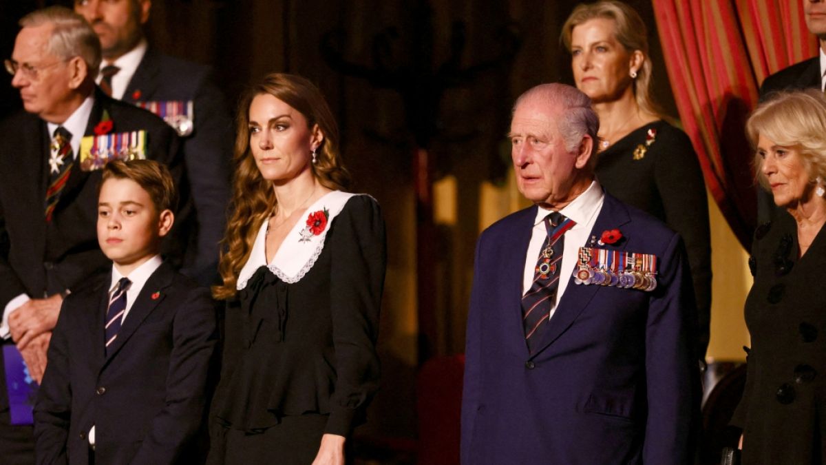 Prinzessin Kate an der Seite von K&ouml;nig Charles, Prinz George und Camilla bei einem Besuch in der Royal Albert Hall anl&auml;sslich des Remembrance Sunday. (Foto)